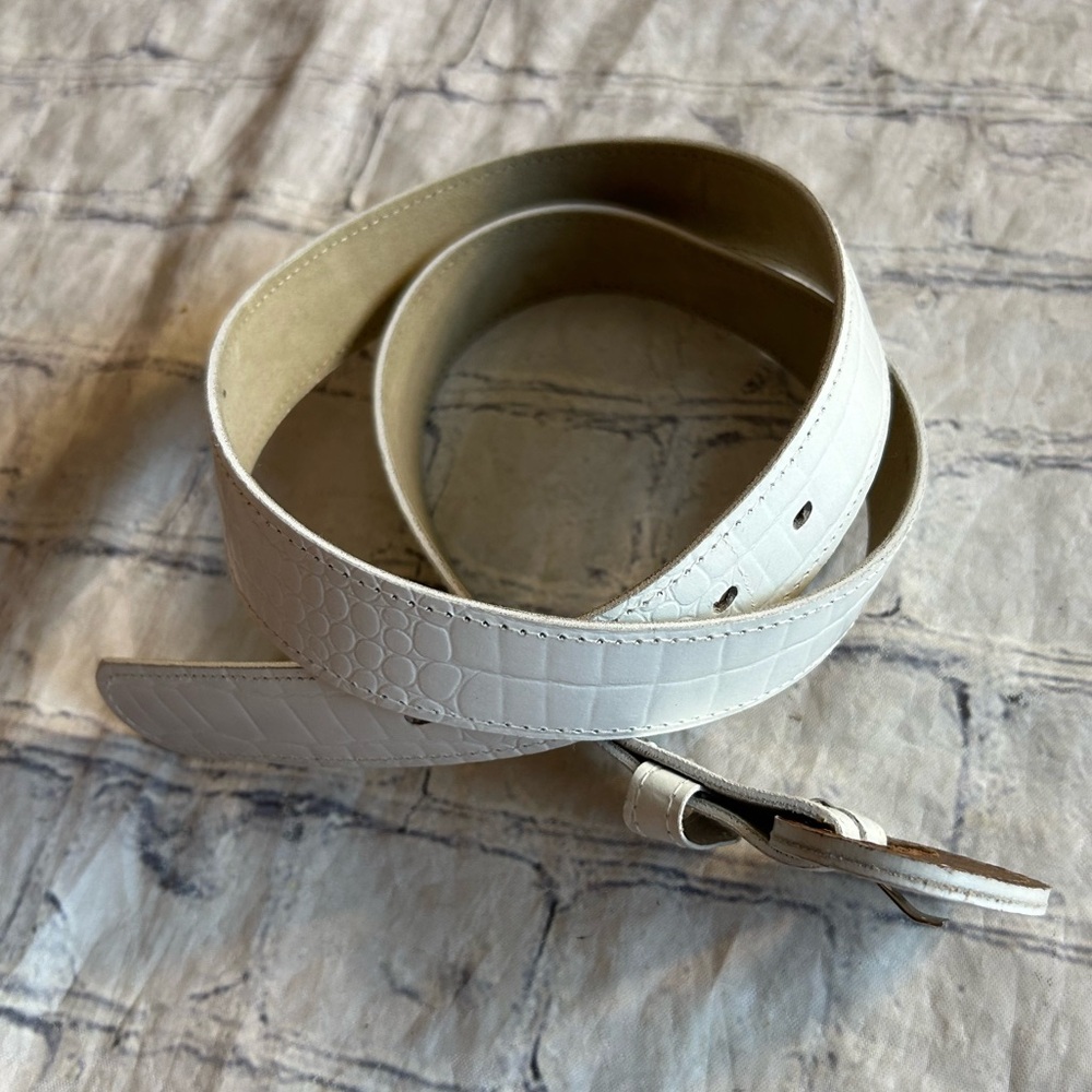 VINTAGE WHITE VEGAN COVERED BUCKLE SILVER TONE HARDWARE WOMENS BELT CROC PRINT